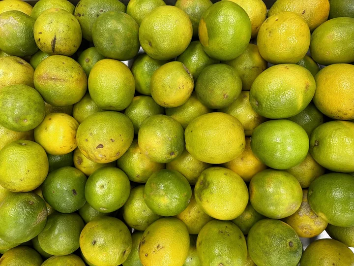Grămadă de limete persane, unele verzi, altele galbene-verzui, într-un magazin din Colatina, Brazilia