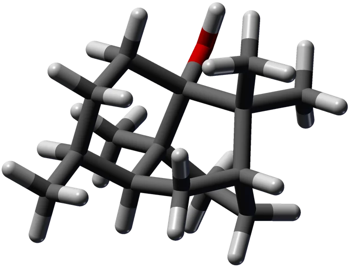 Model 3D al moleculei de patchoulol, cu atomii de carbon în gri închis, cei de hidrogen în alb și grupul OH în roșu